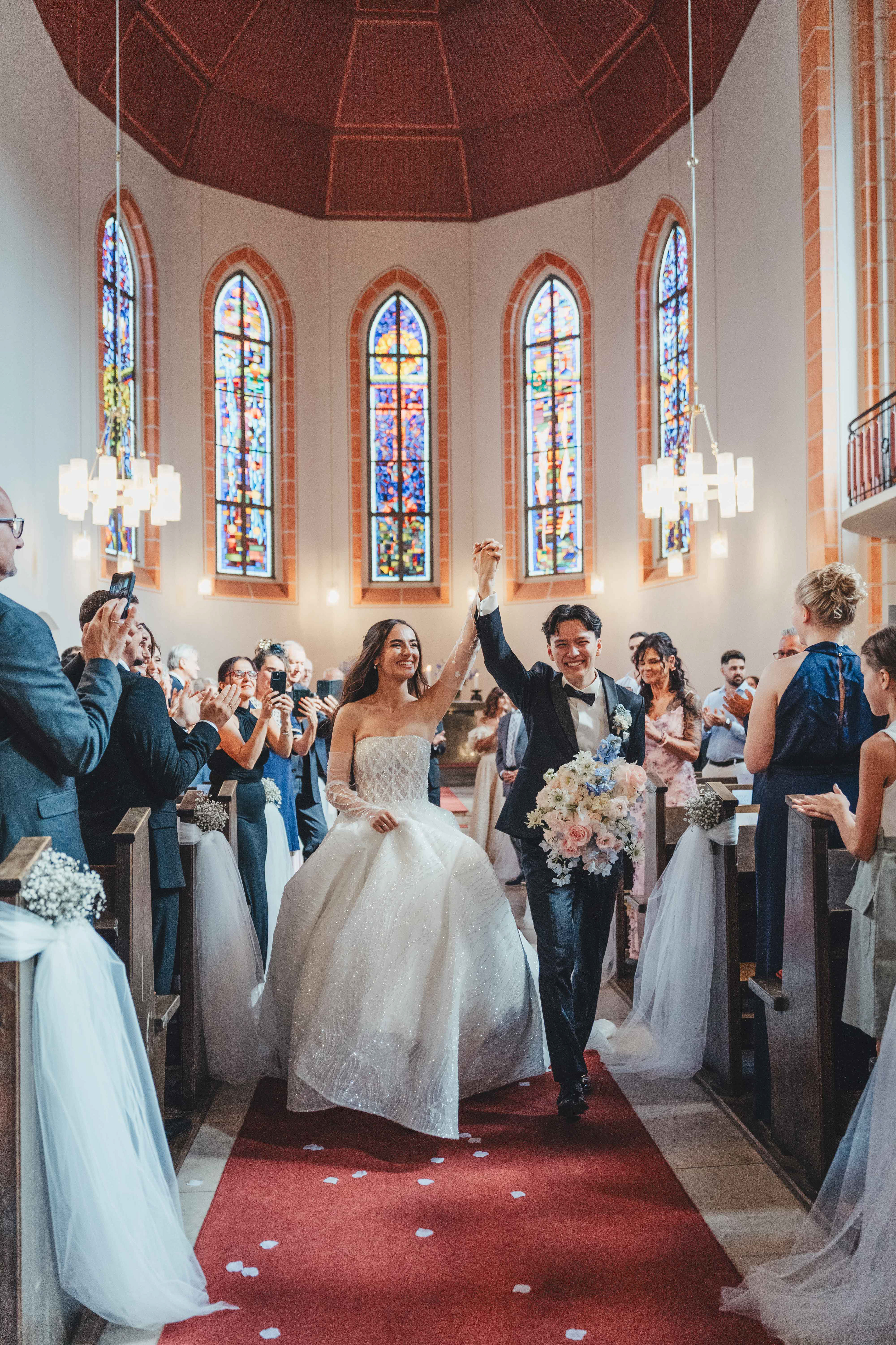 Brautpaar beim Kirchenauszug – Still Yes